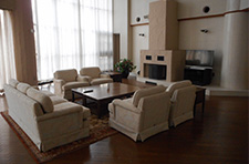 白を基調とした家具でデザインされた空間