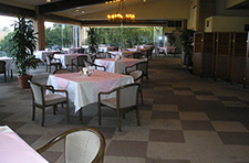 2階レストランはパノラマ状に開放され、自然との同化を可能に