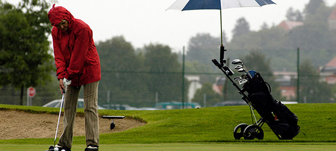雨の日のゴルフに備えよう 便利グッズの紹介 中止判断のポイントも 楽天gora